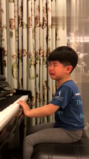 安吉哭着说要练好琴
