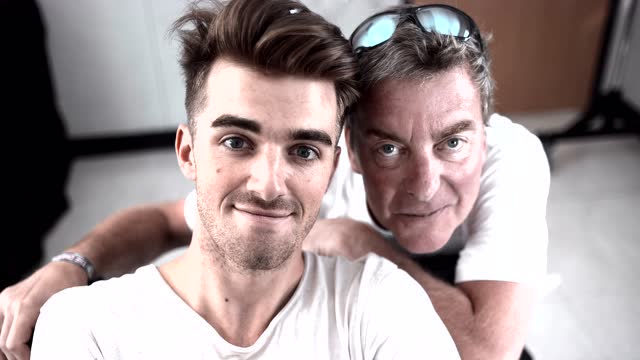 烟鬼the chainsmokers新单《young》歌词版mv首播