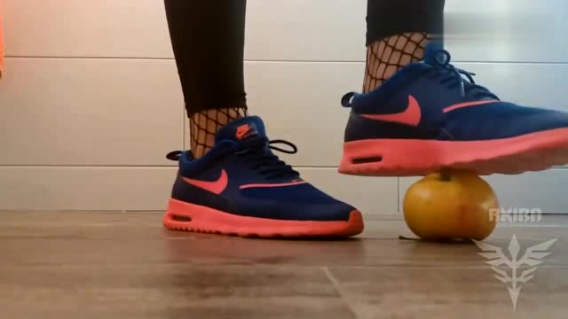 食物踩踏系列小姐姐脚穿nike踩踏苹果