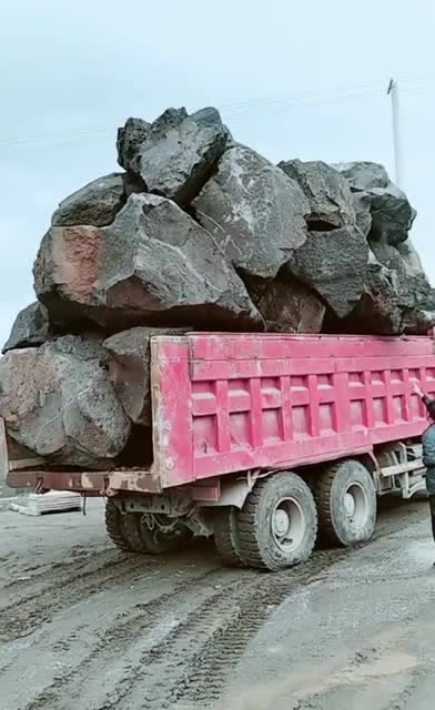 卡车装石头!这确实需要技术!