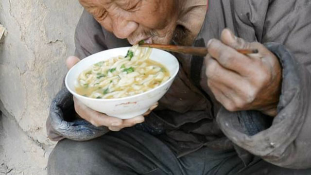 儿子带老母亲吃面,看完都哭了!