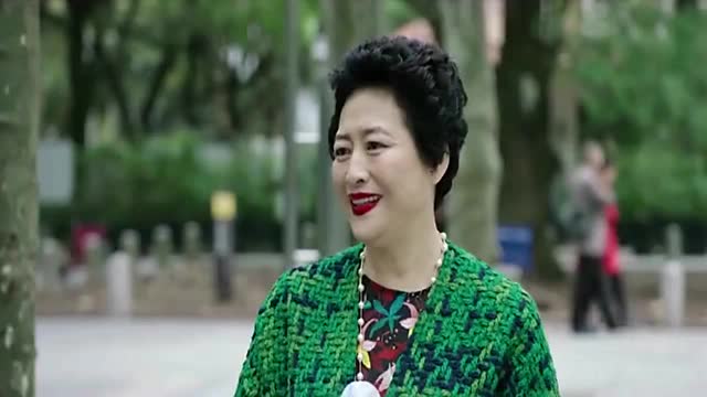 罗子君的妈妈演技太棒,荣获最佳女配角奖项,浑身全是戏