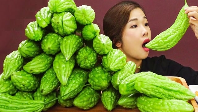 泰国主播生吃苦瓜,表情还一脸享受,网友:苦瓜是假的吧