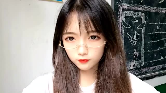 清纯可爱的中学生妹子,这样子看着十分漂亮