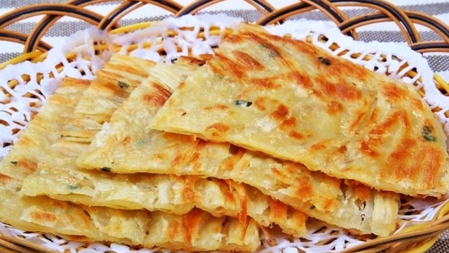 香酥葱油饼外面卖5块钱一张,教你在家做层层酥脆,做法简单