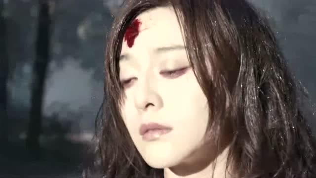 二次曝光:美女满脸是血,独自一人在荒郊野外,简直太惨了