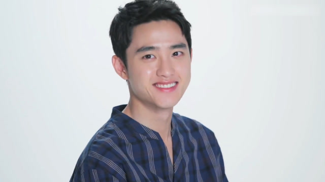 都暻秀蓝色格子衫很显少年感,朴素清新阳光的大男孩