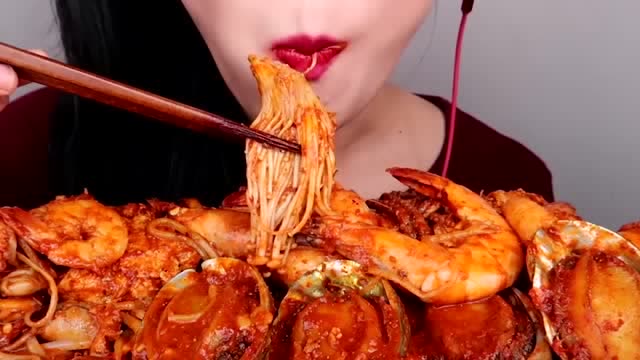 韩国美女极限挑战,爆辣海鲜意面,看她秒吞的样子,小姐姐这胃还好吗