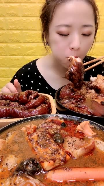 美女吃五花肉这一口好肥啊