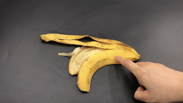 香蕉皮扔掉等于在扔钱,一根香蕉皮能做几百元的事,省钱又实用!