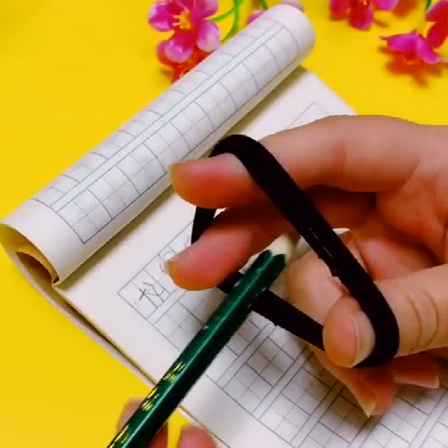 孩子写字不好看,还是握笔的姿势不对,用根皮筋来自制一个握笔器
