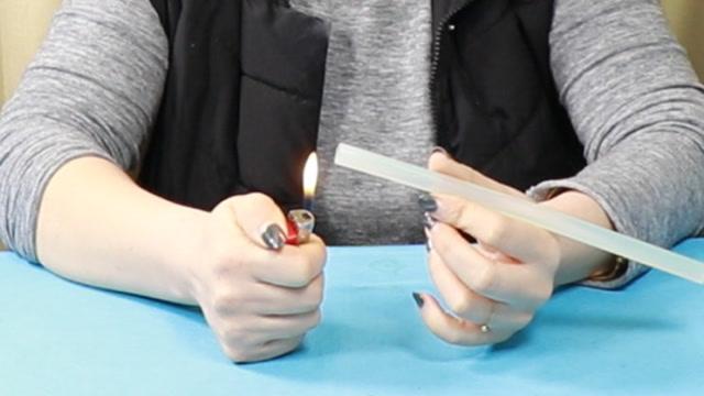 热熔胶棒用打火机烧一烧,太厉害了,解决了很多男女的难题,后悔才知道