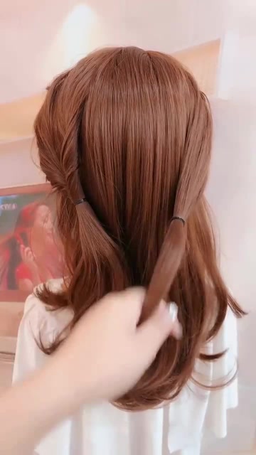冬季穿风衣超好看的一款发型,简单易学,谁扎谁好看!