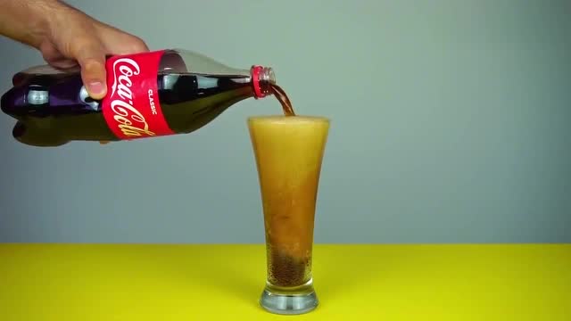 学学这招,倒可乐从此不会溢出来