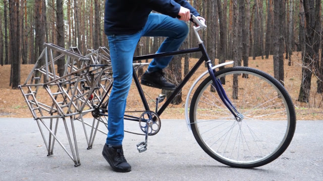 让开一下,行走自行车来了