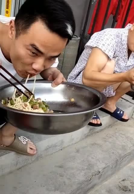 端个最大的盆也就算了,问题这吃饭速度……一对比我是服了