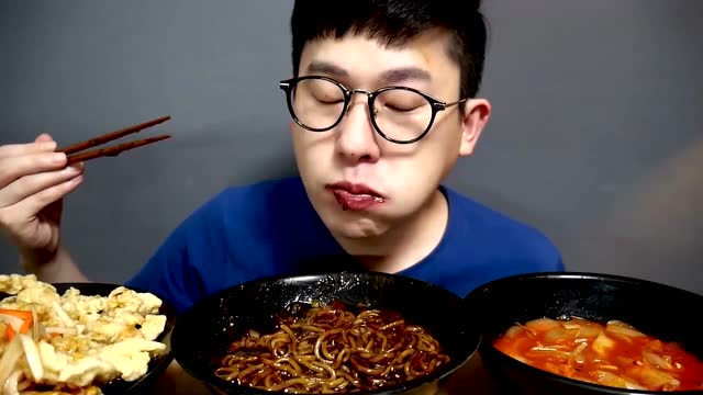 大胃王吃炸酥肉面条,你看饿了吗