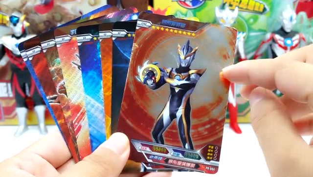 一起来收集奥特曼卡片玩具 拆出罗布奥特曼pr卡