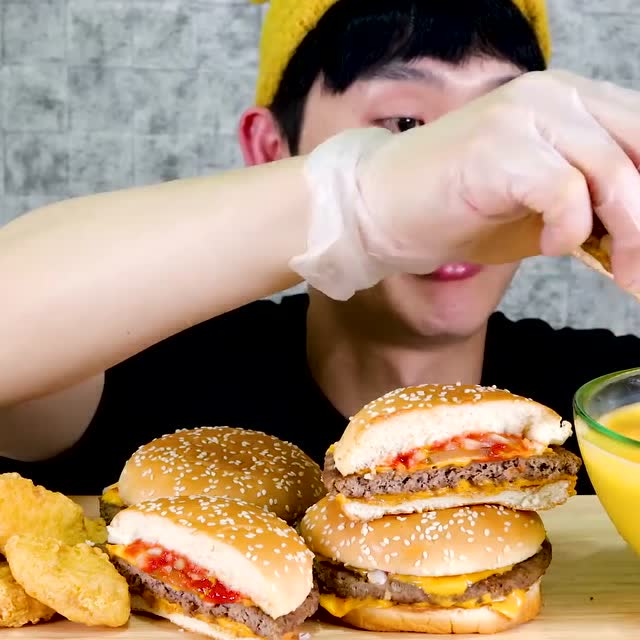 猎奇吃播,柠檬哥吃油炸鸡腿蘸芝士酱,你的嘴总是有油光