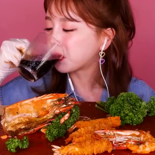 猎奇吃播,章鱼姐吃油炸大虾,你的吃相也太好看了吧