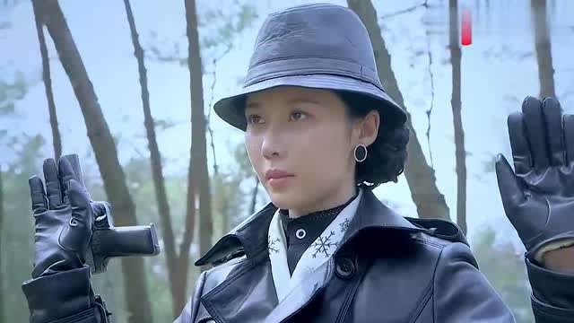 夏安国弹无虚发打断炸弹绳,女特工配合无间,瞬间干掉鬼子头目