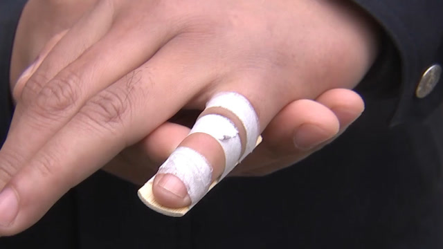 太猖狂!男子暴力抗法 竟掰断辅警手指!