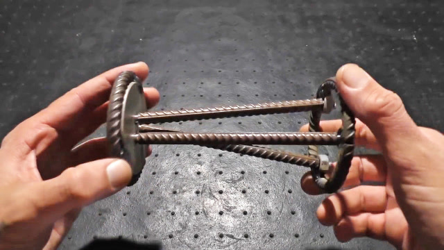 太创意了!用一条钢筋自制一个核桃夹,看着不咋地,用起来很好用