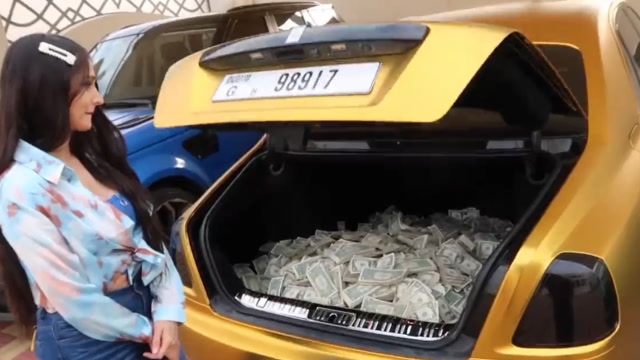 有钱任性!迪拜土豪兄妹后备箱装满现金,成功带走限量版兰博基尼!