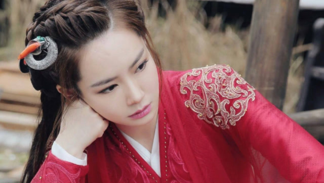 戚薇再现《三生三世》"凤九",一袭红衣获赞,网友:这才是青丘小殿下!