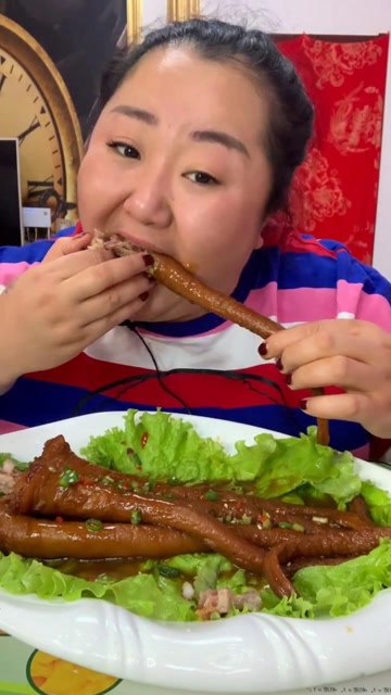 胖姐吃播了,猪尾巴这样吃太香了,网友:心态真好,不怕三高吗?