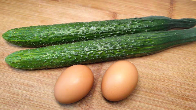 2根黄瓜2个鸡蛋,农村媳妇教你独特做法,不炒不凉拌,比吃肉都香