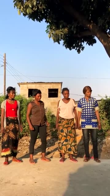 非洲大妈跳"火车舞",跳的真不错,配合的很默契