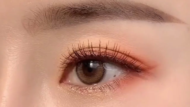 少女感十足的水蜜桃眼妆,尽显可爱与温柔,日常又百搭