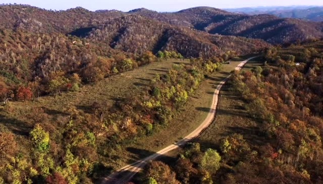 航拍秋色宜人的秦直道