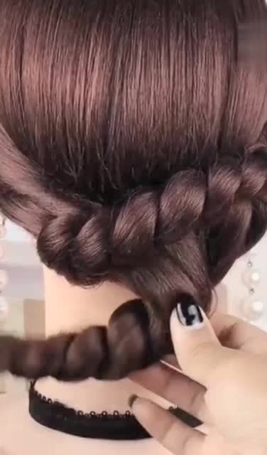 参加儿子婚礼,妈妈发型这样盘一下,超级优雅有气质