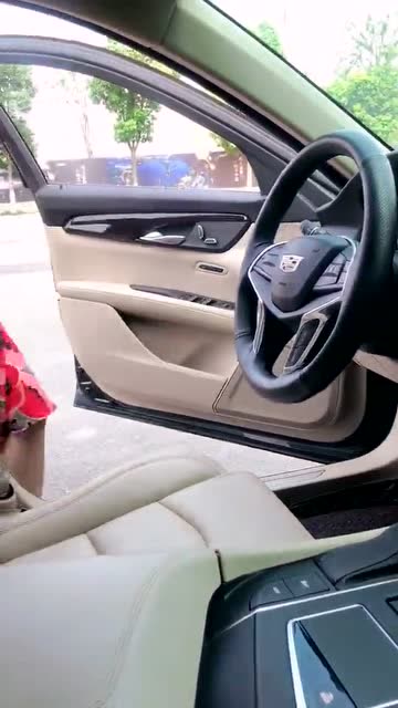 女司机请不要穿裙子开车不然会很尴尬的