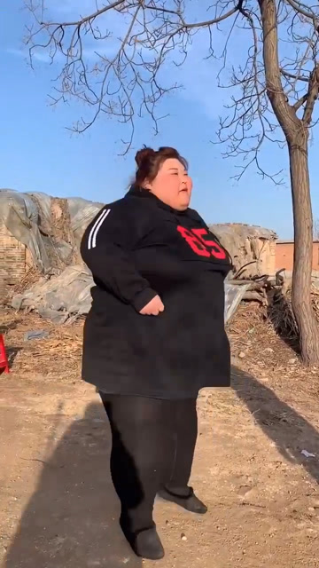 哇塞,四百斤的胖媳妇竟然跳绳这么厉害!