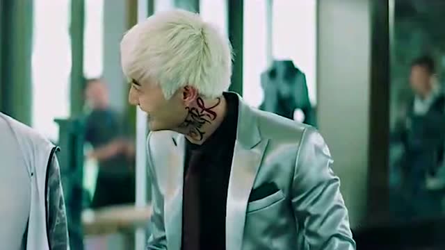 白毛还自称是尖沙咀段坤,然而一个比一个死的惨,段坤被炸,白毛被砍!