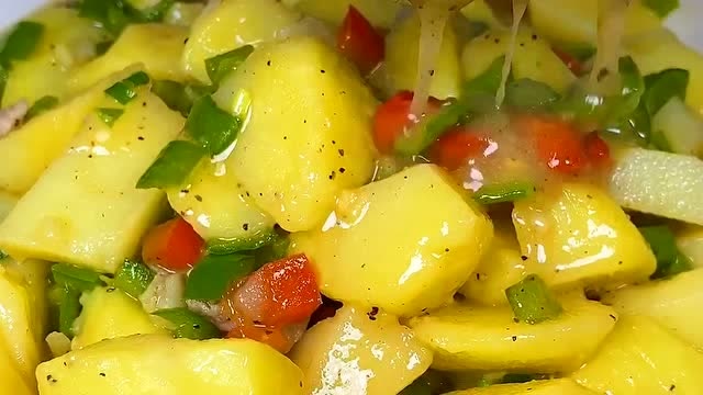 青椒烩土豆吃过吗?真的是太好吃了!你们一定要学会做!