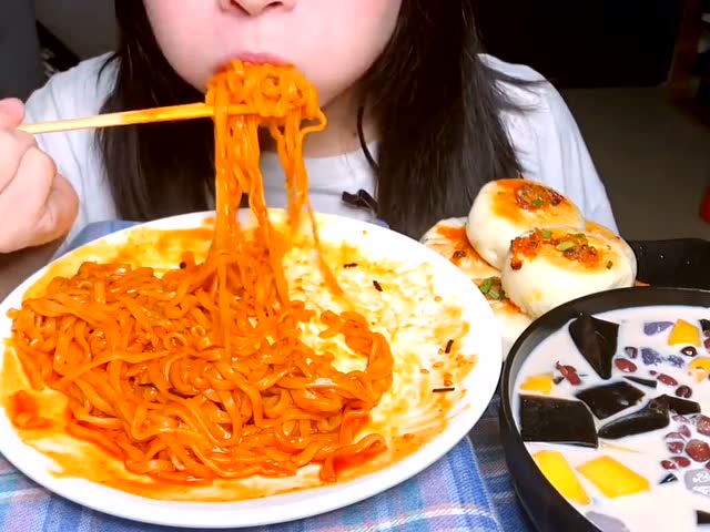 美食吃播:大胃王小姐姐吃爆辣火鸡面,大口吃的真过瘾!