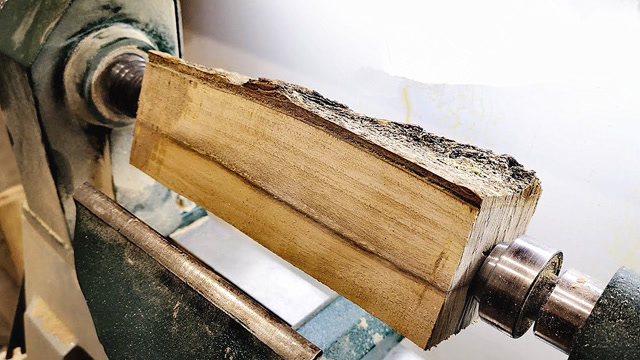 一段很普通的木头,拿上车床加工后,做成胡桃木盒花钱都买不到