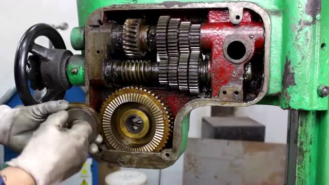 机械牛人拆解翻新一台大型钻床,这是个大工程,第一集