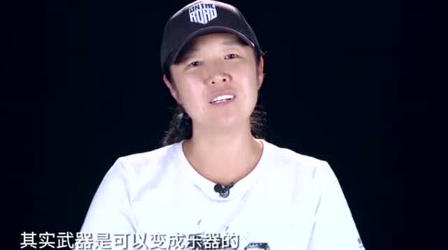 侣行:270夫妇用把杀了300人的ak47改成吉他,真是厉害了!