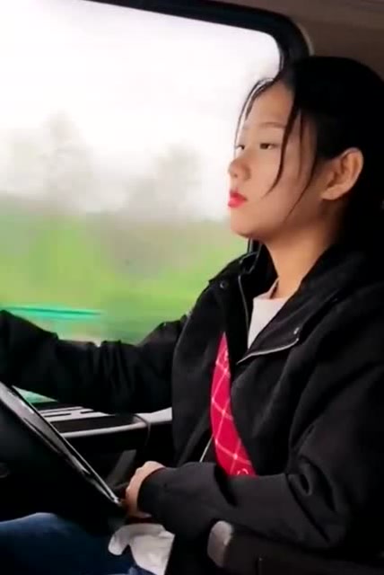货车女司机昕昕就是牛开车的姿势真潇洒这车速一看就是老司机