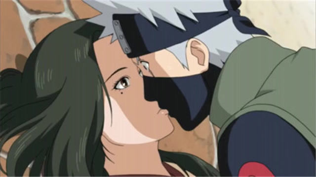 火影忍者:卡卡西成功的亲吻了女孩子,虽然是隔着面罩,但还是亲到了