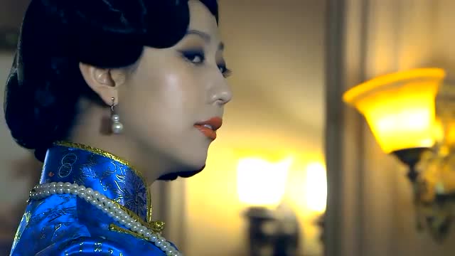 鬼子高参被重兵保护,女特务一袭旗袍打头阵,小伙趁机爬墙来行刺