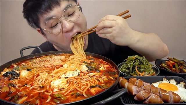 泡菜时蔬炖乌冬面,大嘴哥吃面从来不用碗,一大锅还不够吃