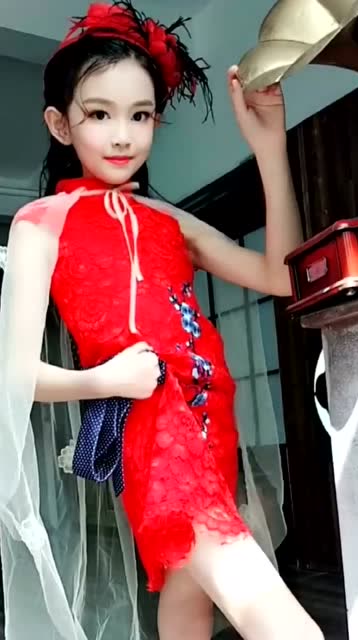 童模宋小睿穿旗袍了,以前不会唱歌的她,只能打扮自己获得关注!