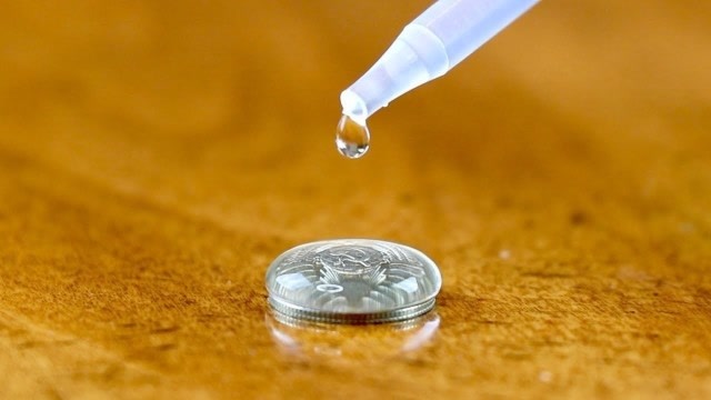 水的表面张力有多强往硬币上不断滴水神奇的一幕出现了