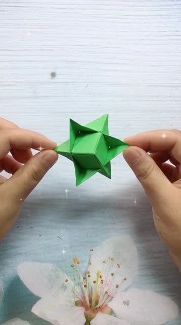 彩纸条做个立体六角芒星